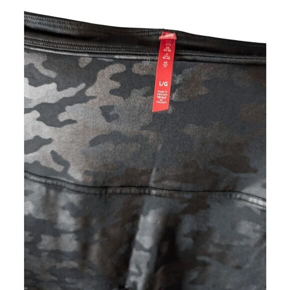 SPANX Faux Leather Camo Leggings Size Large - Picture 4 of 4